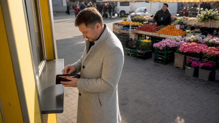 Keičiu valiutą miesto centre esančioje keitykloje.
