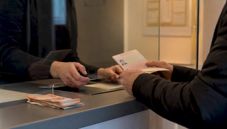 Asmuo valiutos keitykloje pateikia tapatybės dokumentą