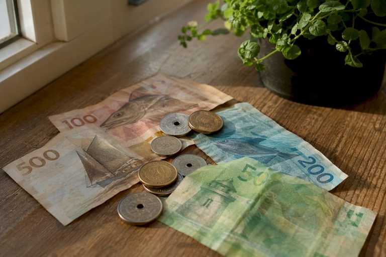 Artimas norvegiškų kronų banknotų ir monetų vaizdas