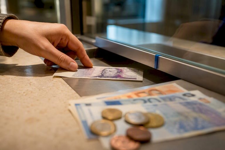 Čekijos kronų ir eurų keitimas valiutos keitykloje