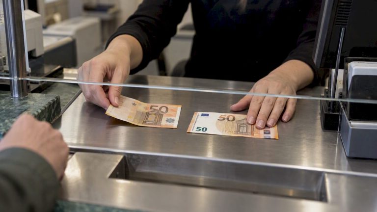 Dviejų eurų banknotų serijų palyginimas keitykloje