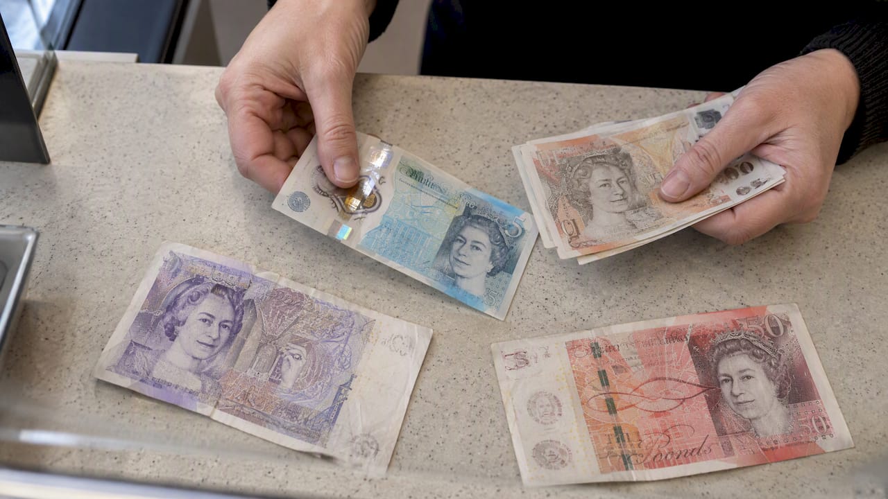 Popieriniai ir polimeriniai svarų banknotai