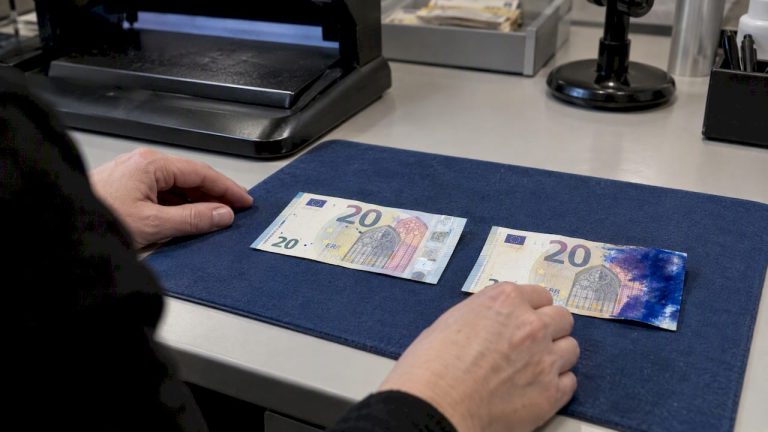 Eurai pažymėti rašalu ir padengti apsauginiais dažais
