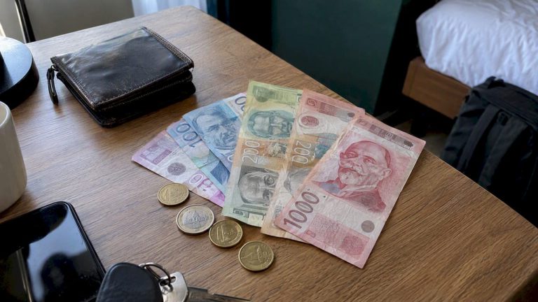 Serbijos dinarų banknotai ir monetos viešbučio kambaryje